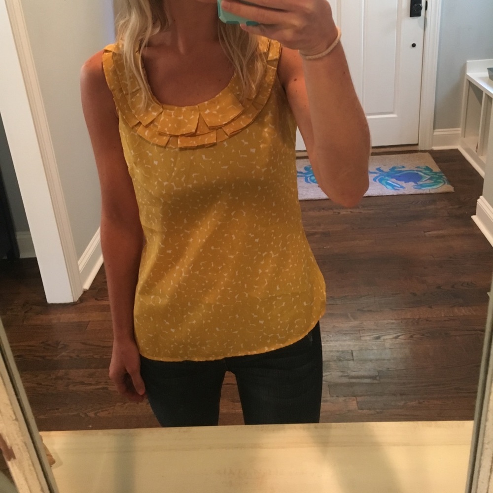 Sleeveless Ruffled Blouse - Picture 5 of 5