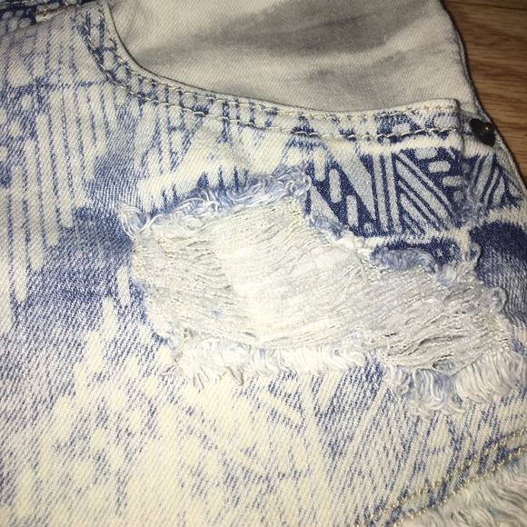 Cute ripped Bleached Shorts - Picture 3 of 4