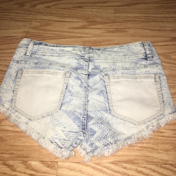 Cute ripped Bleached Shorts - Picture 4 of 4
