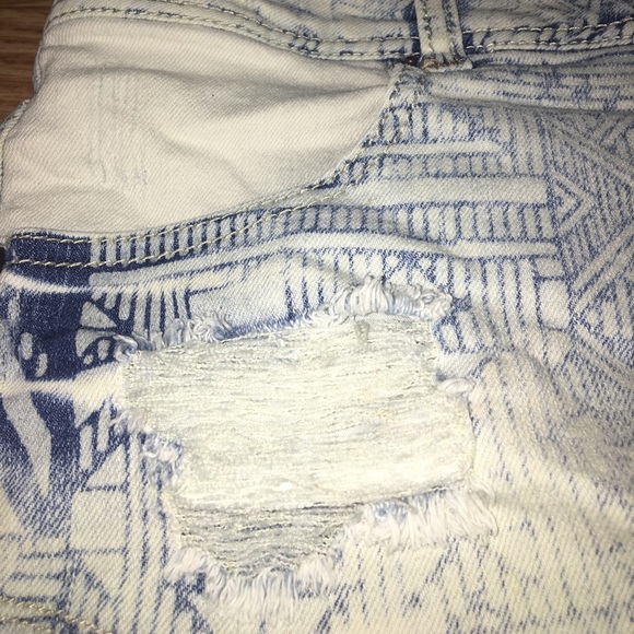 Cute ripped Bleached Shorts - Picture 2 of 4