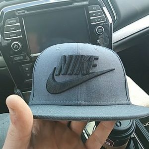 Nike snap back hat