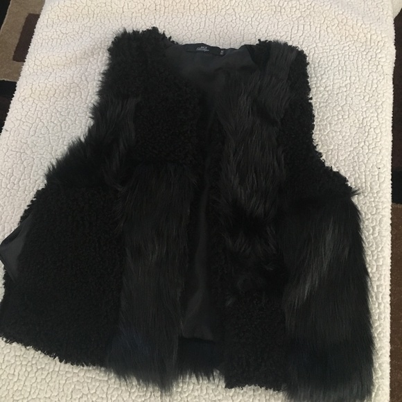 BKE BOUTIQUE Other - Black mixed media fuzzy vest