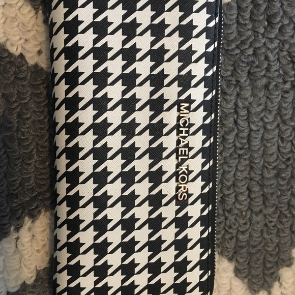 Michael Kors Handbags - Michael Kors Houndstooth Print Wallet PERFECT COND