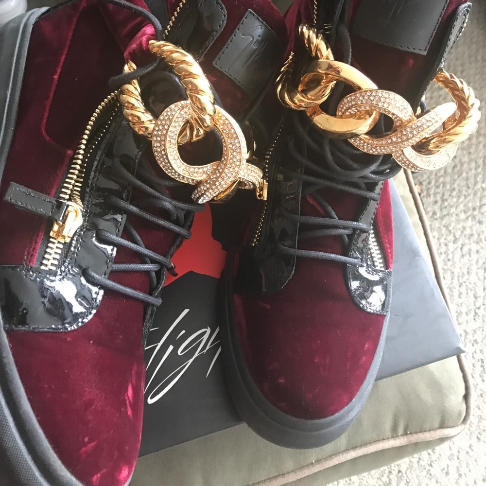 Nice shoe boot. Name brand.size 45