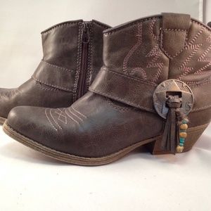 BIG BUDDHA, ANKLE BOOTS SZ 8M Ankle Brown Tassel