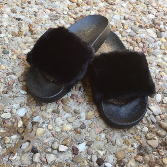 LAST ITEM (10)▫️Black Furry Slides - Picture 3 of 5