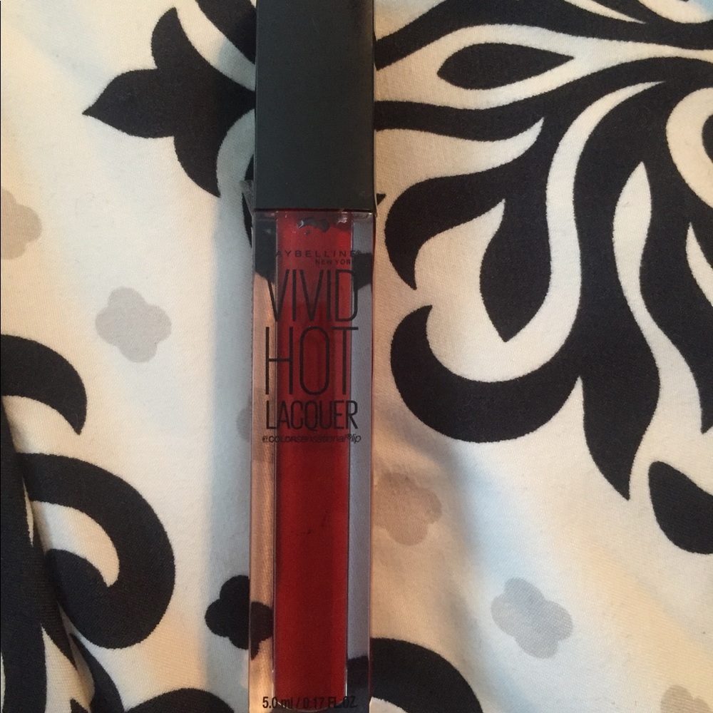 Lip lacquer in classic red