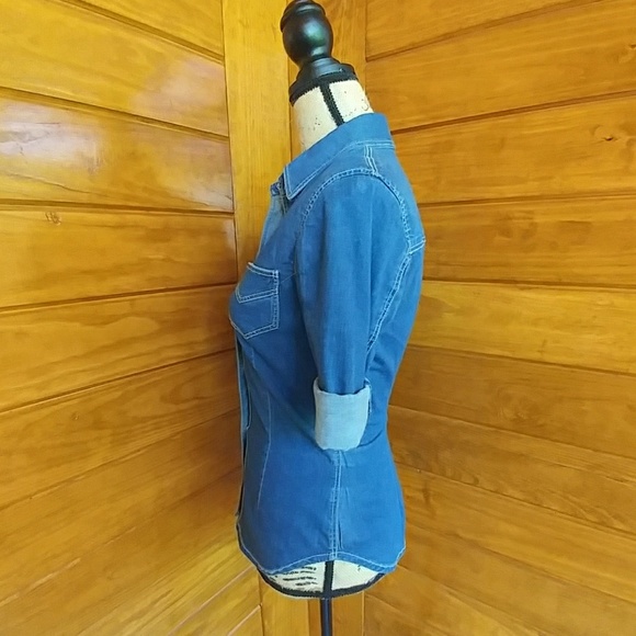 💙Button Down Denim Top - Picture 3 of 8