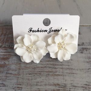 🆕 White Flower Earrings with Small Faux Pearls