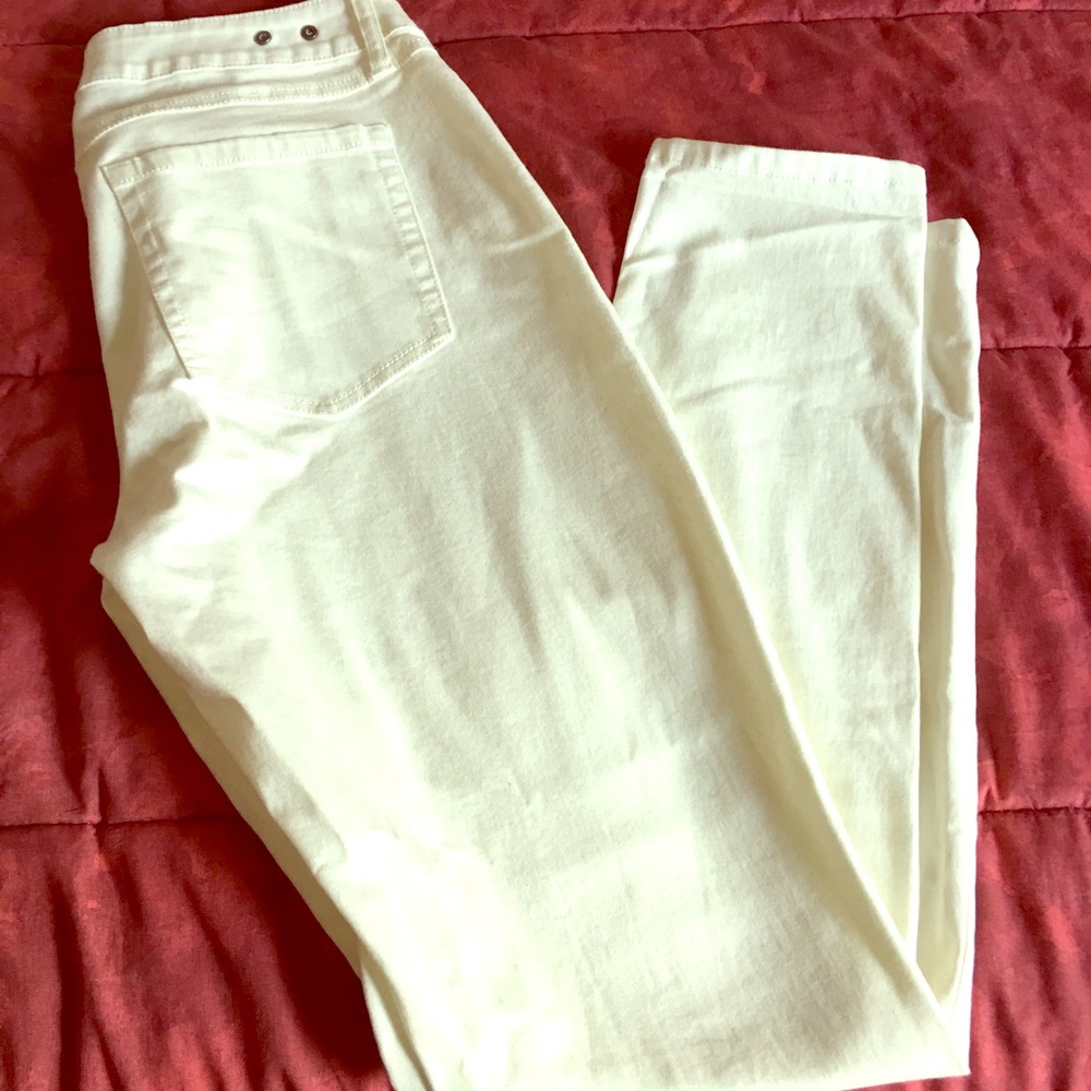 Never worn Cabi white stretch skinny jeans