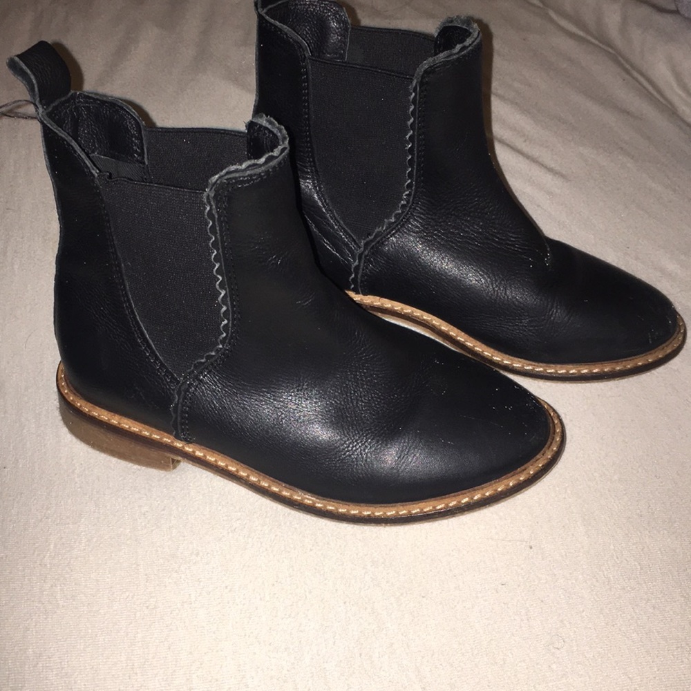 I'm selling a low boot