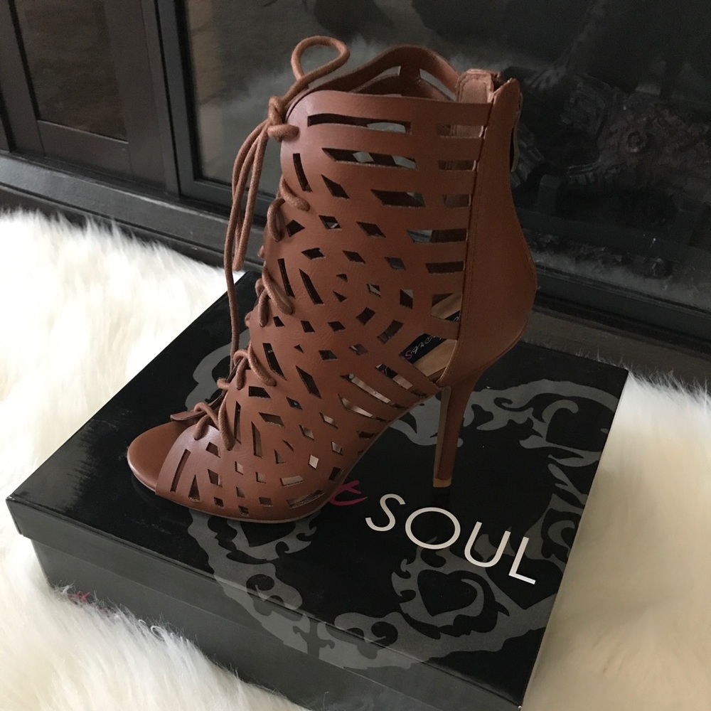 New pair of cognac heels size 8