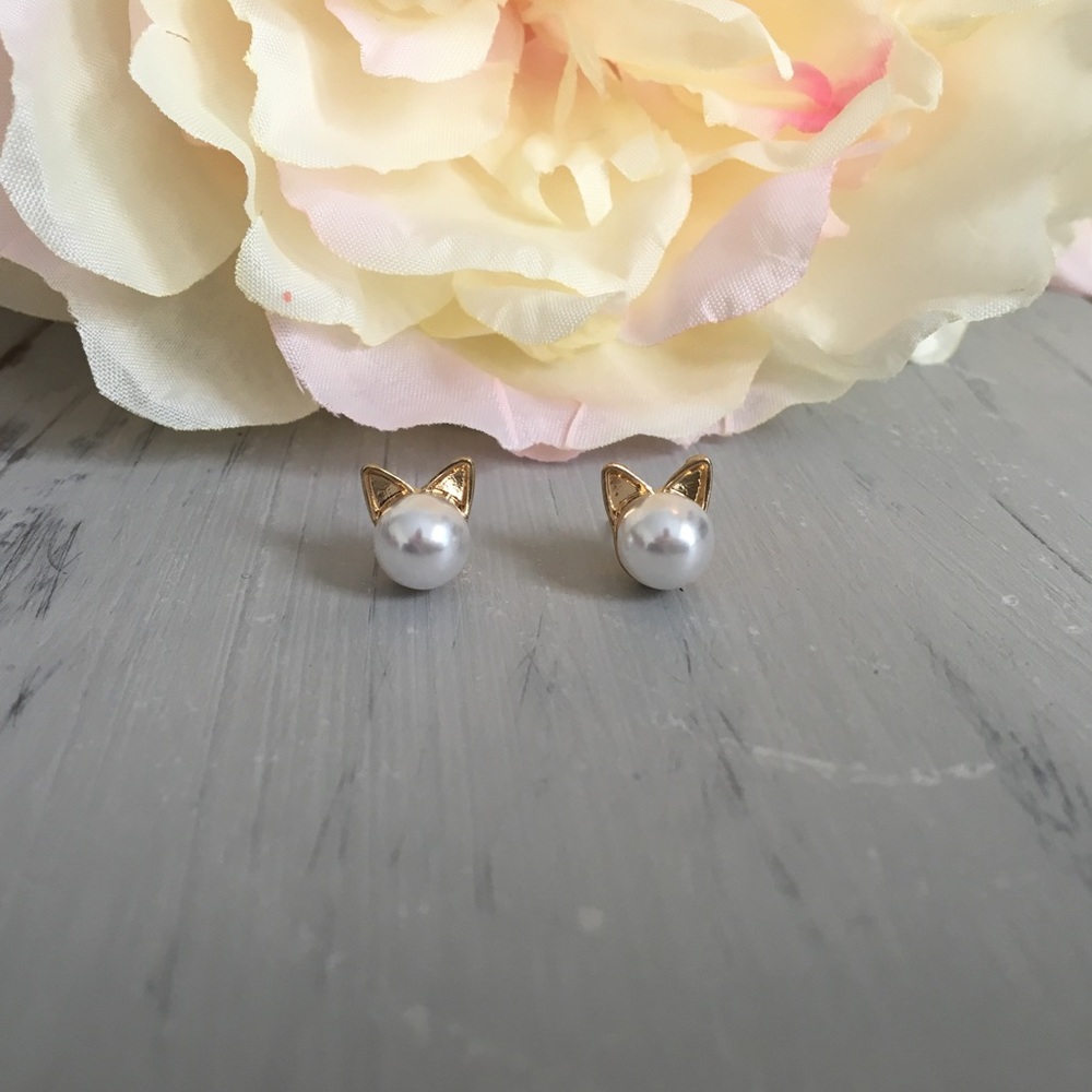 🆕 Gold Colored & Pearl Kitten Earring Studs