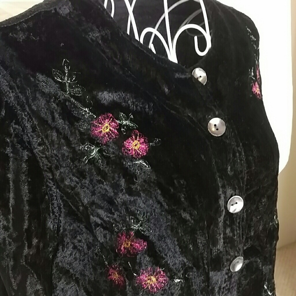 90s vtg black crushed velvet top with embroidery