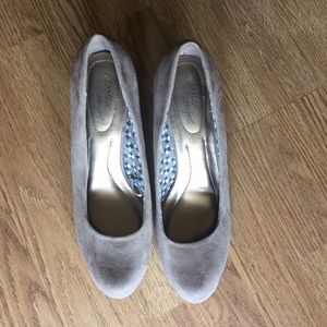 Dexflex comfort suede wedges.