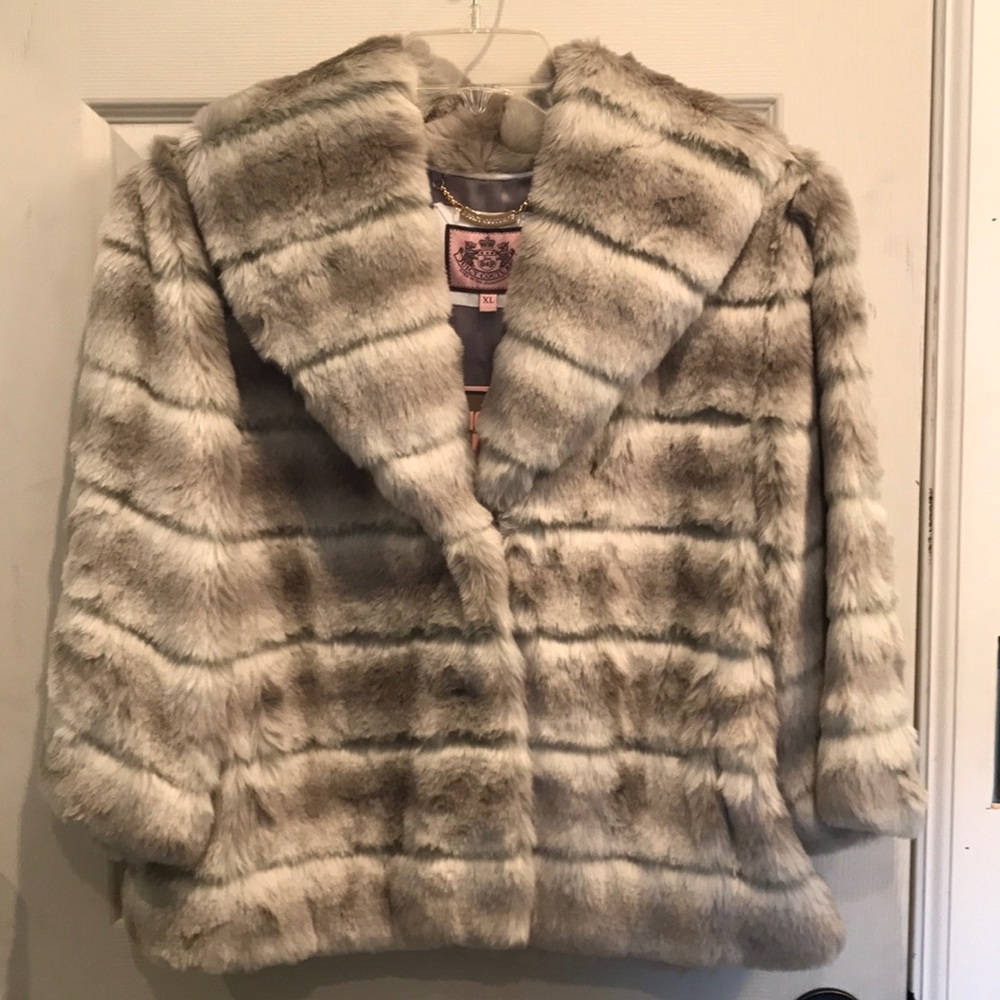 Juicy Couture grew swan faux fur capelet
