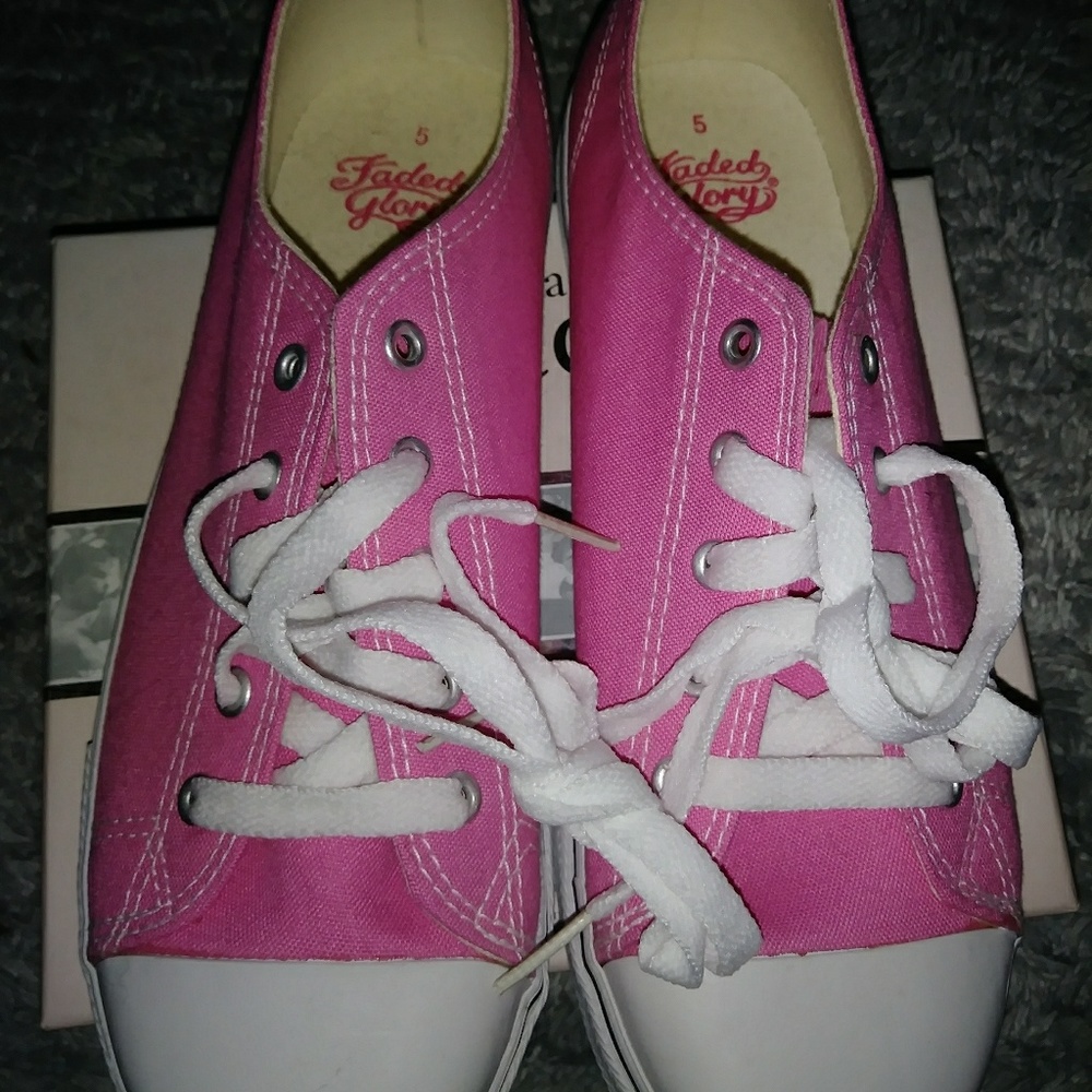 Pink sneakers. Nwot size 5