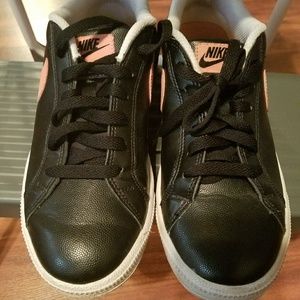 Nike Tennis Shoes