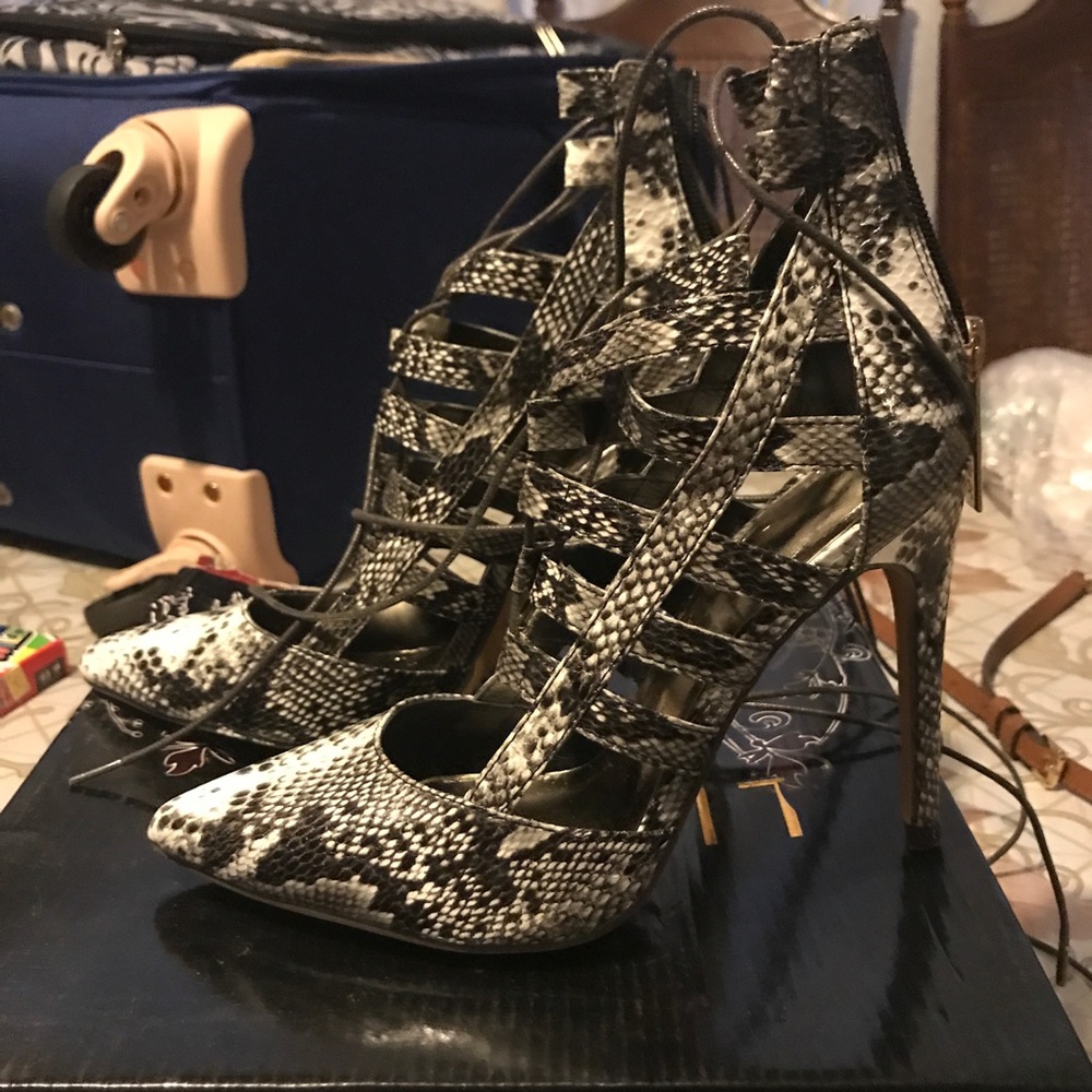Snake/Python pointed toe heels - Picture 2 of 4