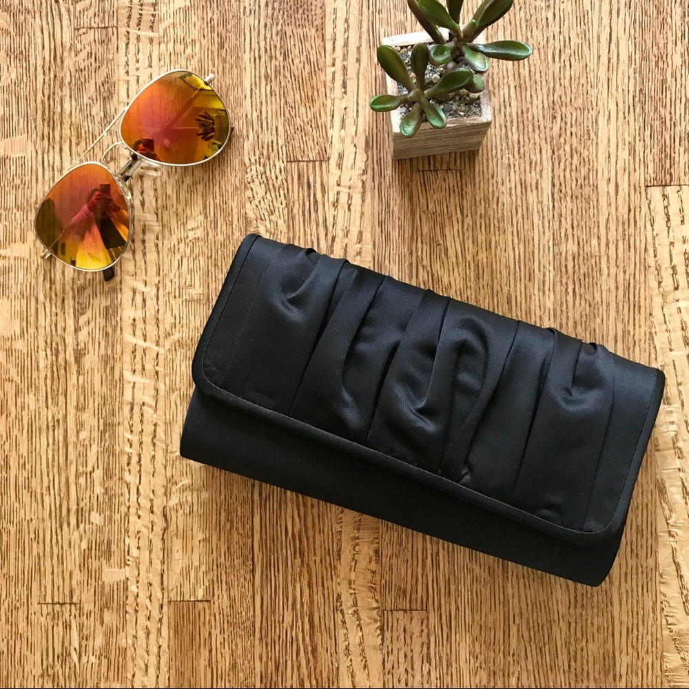 Black clutch
