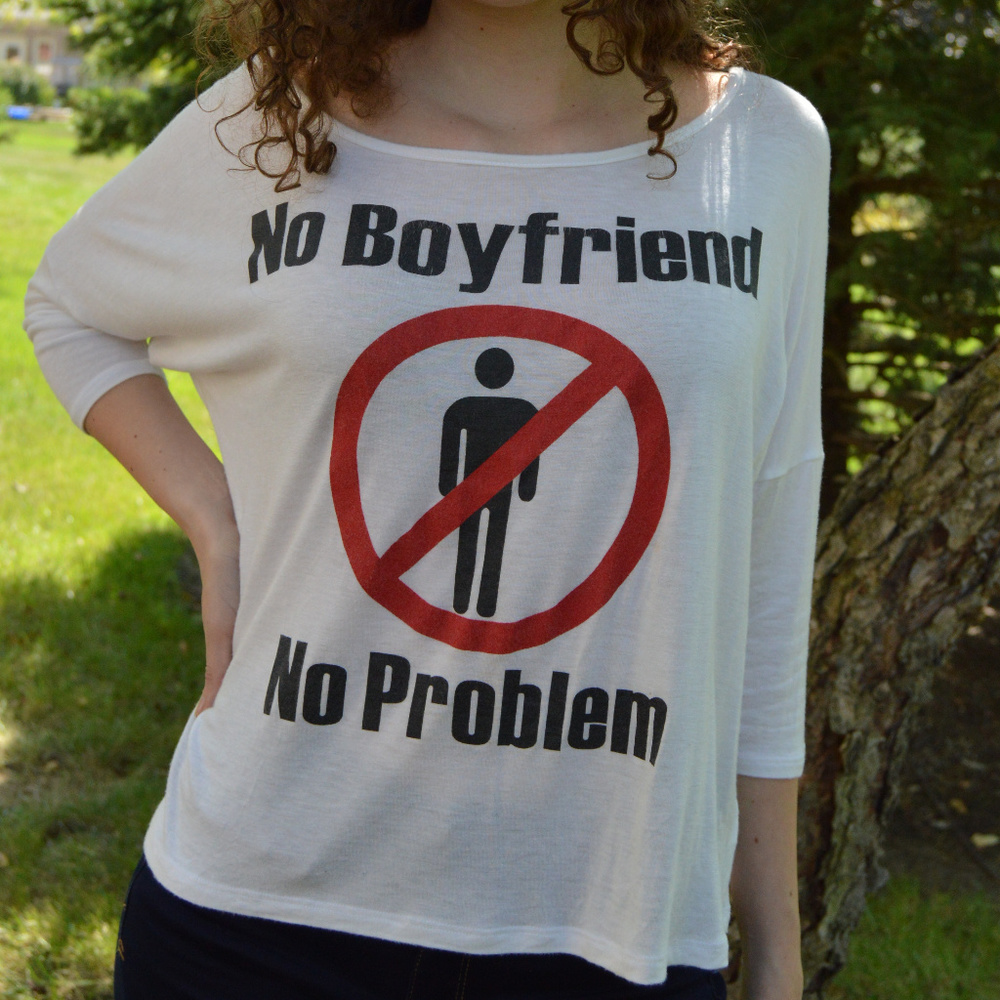 🎉 HP 🎉 Trendy Top "No Boyfriend No Problem"