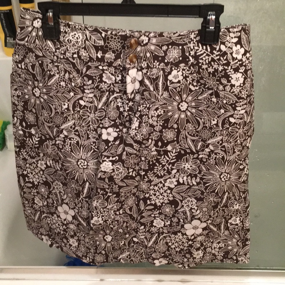 NWT CHRISTOPHER AND BANKS SKORT 6 brown flowers - Picture 2 of 6