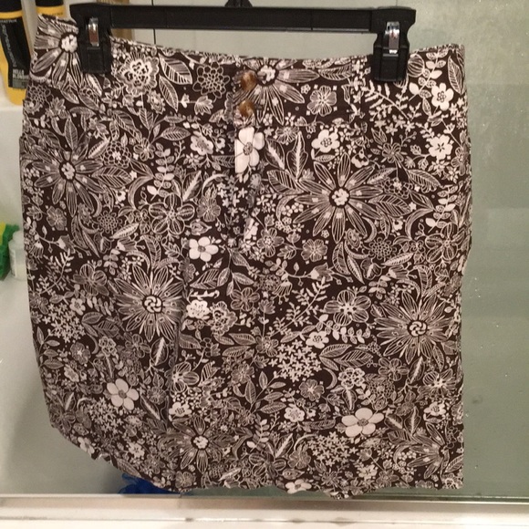 NWT CHRISTOPHER AND BANKS SKORT 6 brown flowers - Picture 2 of 6