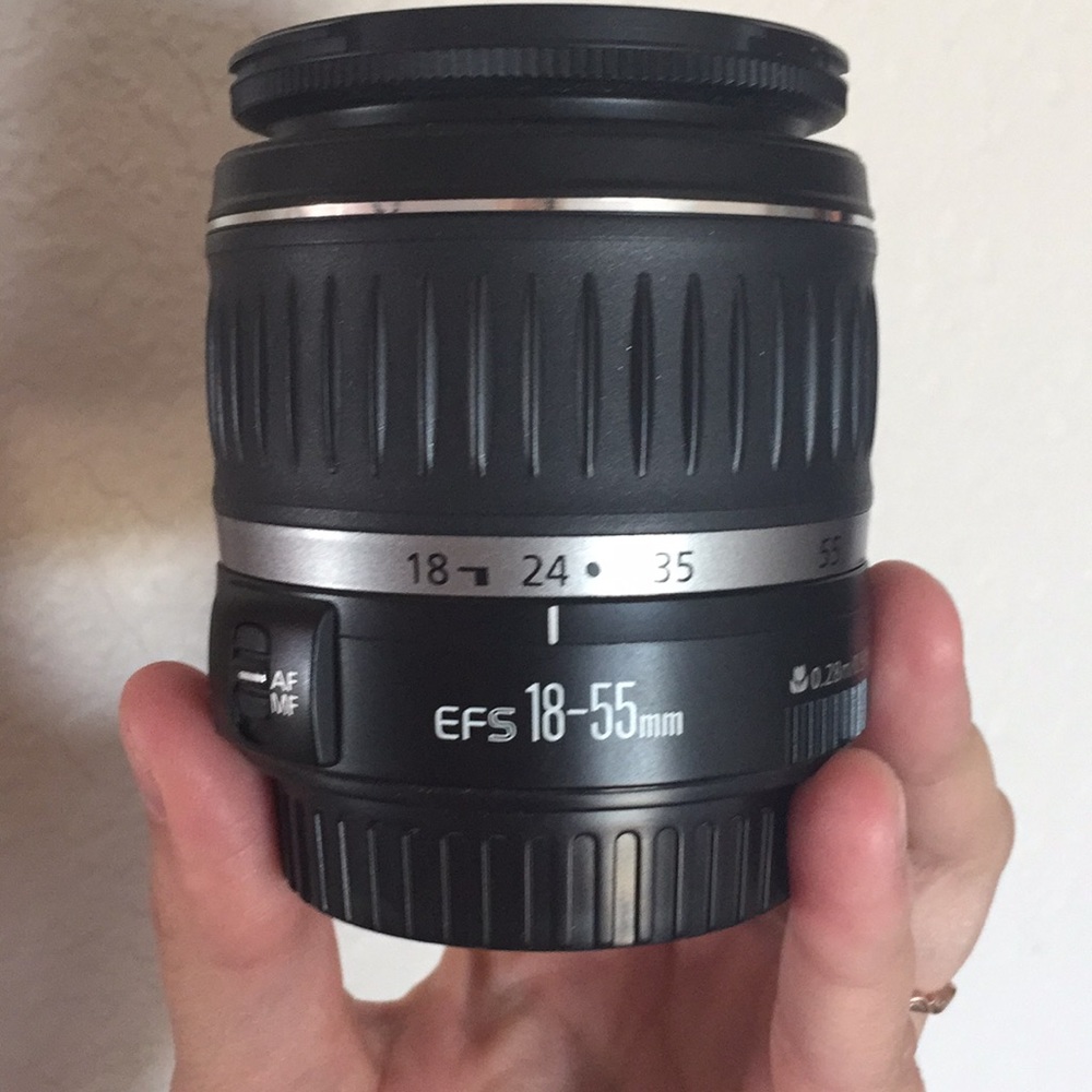 Canon lens 18-55mm lens zooms in and out