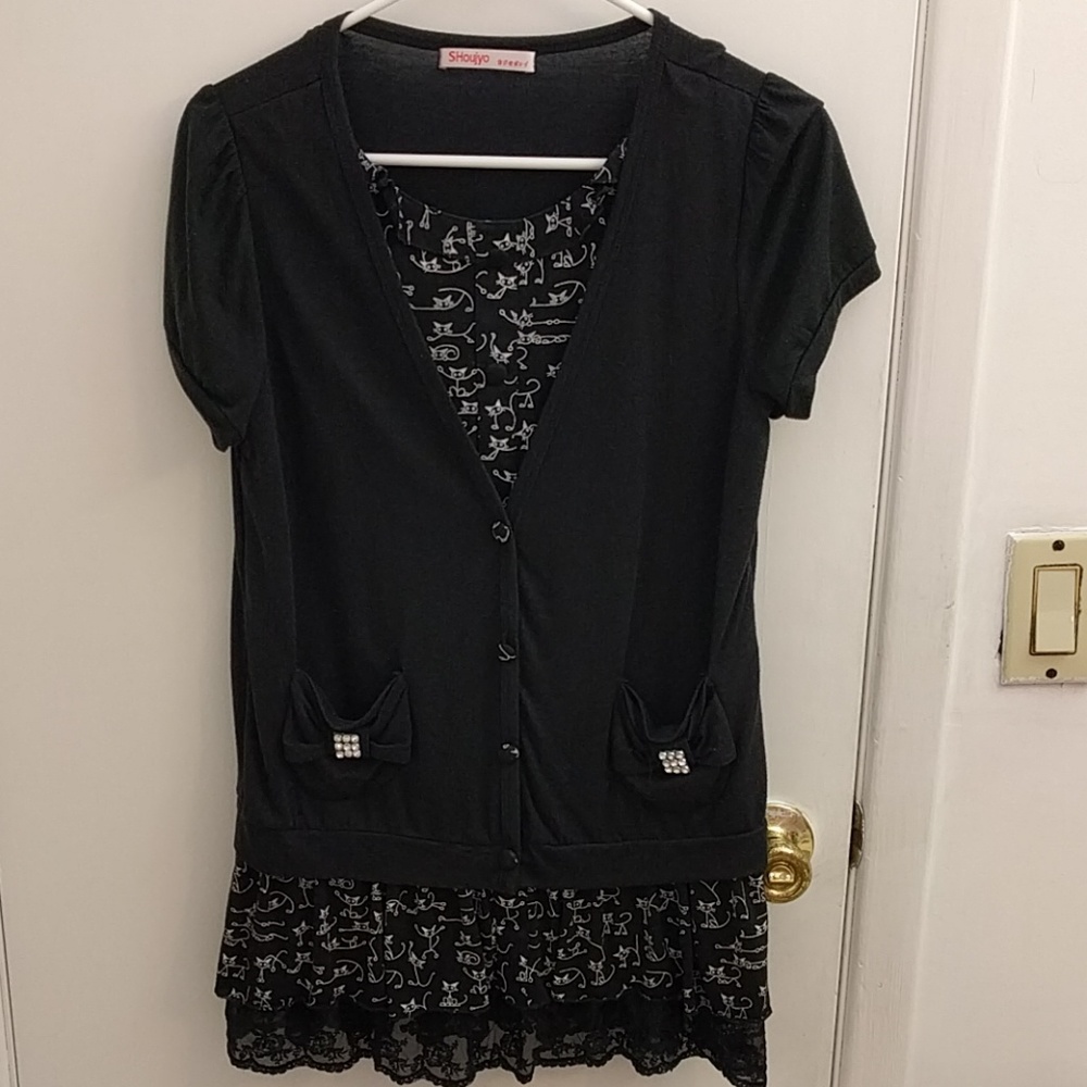 Top with kitty design with ruffle trim