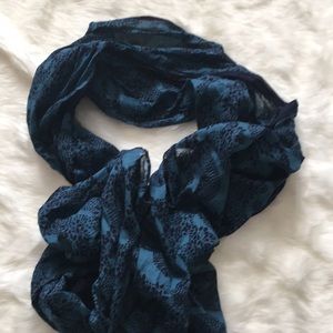 GAP scarf .. great condition