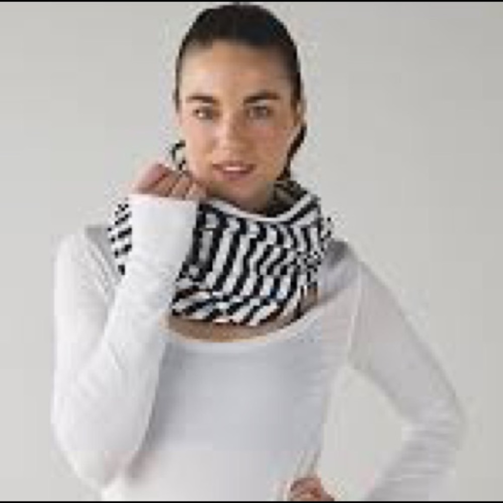 lululemon athletica Zippered Vinyasa Scarf