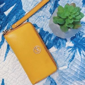🌼Michael Kors Large Leather Wristlet 🌼