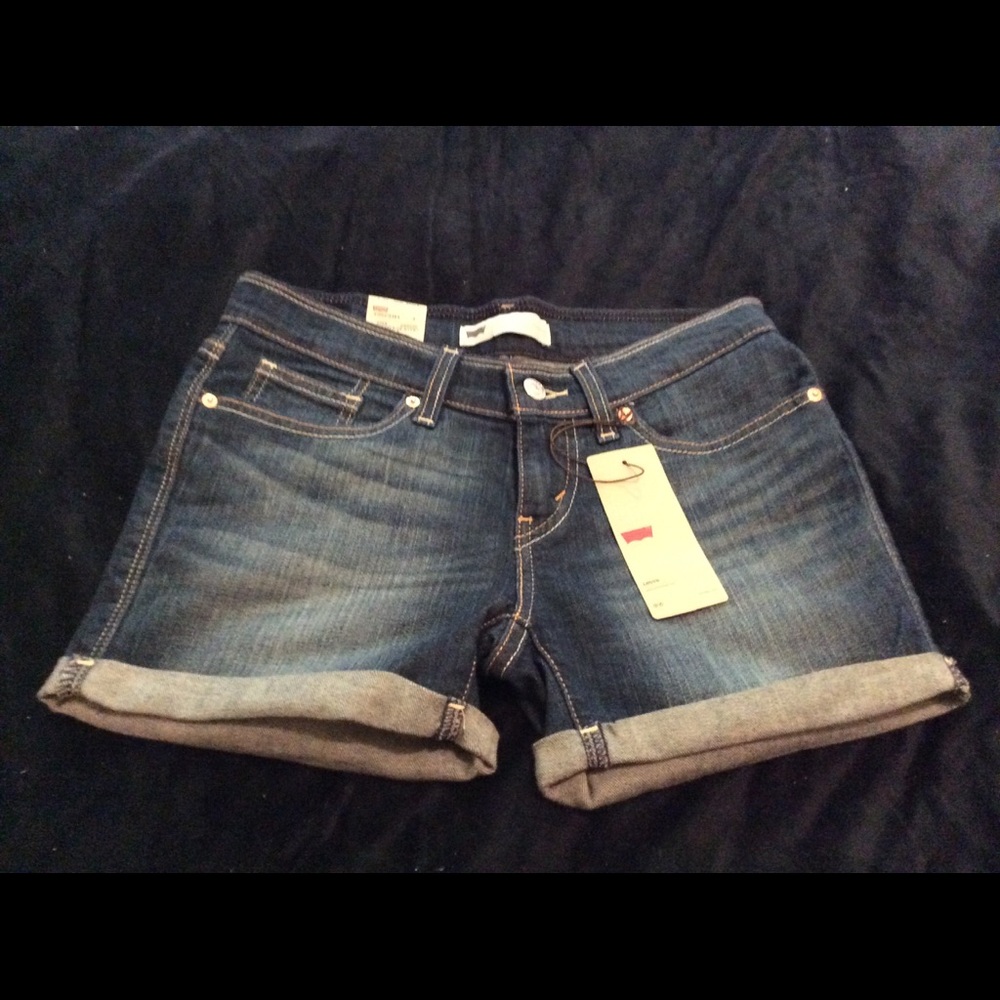 NWT Levi's Midi shorts