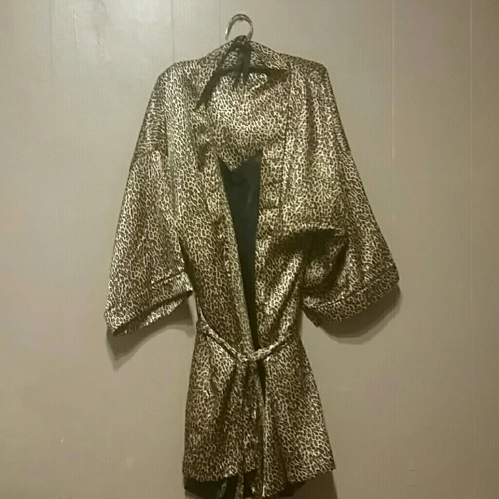 Leopard print robe with belt and black nighty