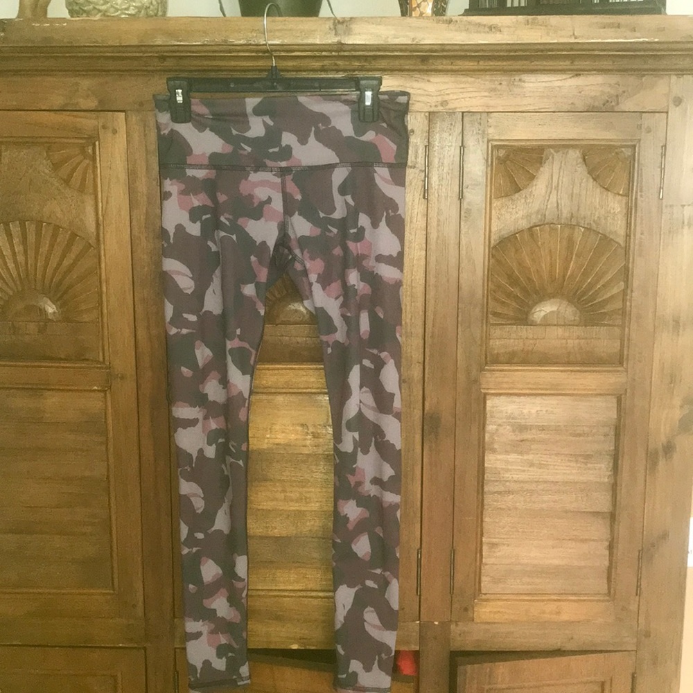 Noli Yoga, camo print, high waist leggings, small