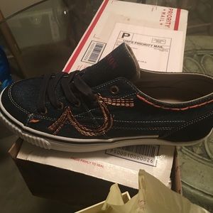 Size 8 men’s True Religion shoes