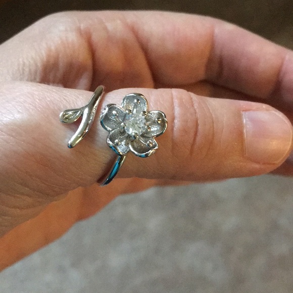 925 Stamped Adjustable Flower Ring. - Picture 4 of 5