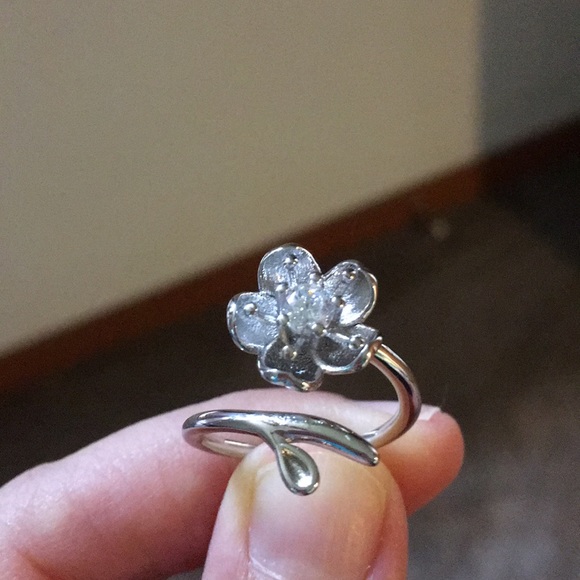 925 Stamped Adjustable Flower Ring. - Picture 5 of 5