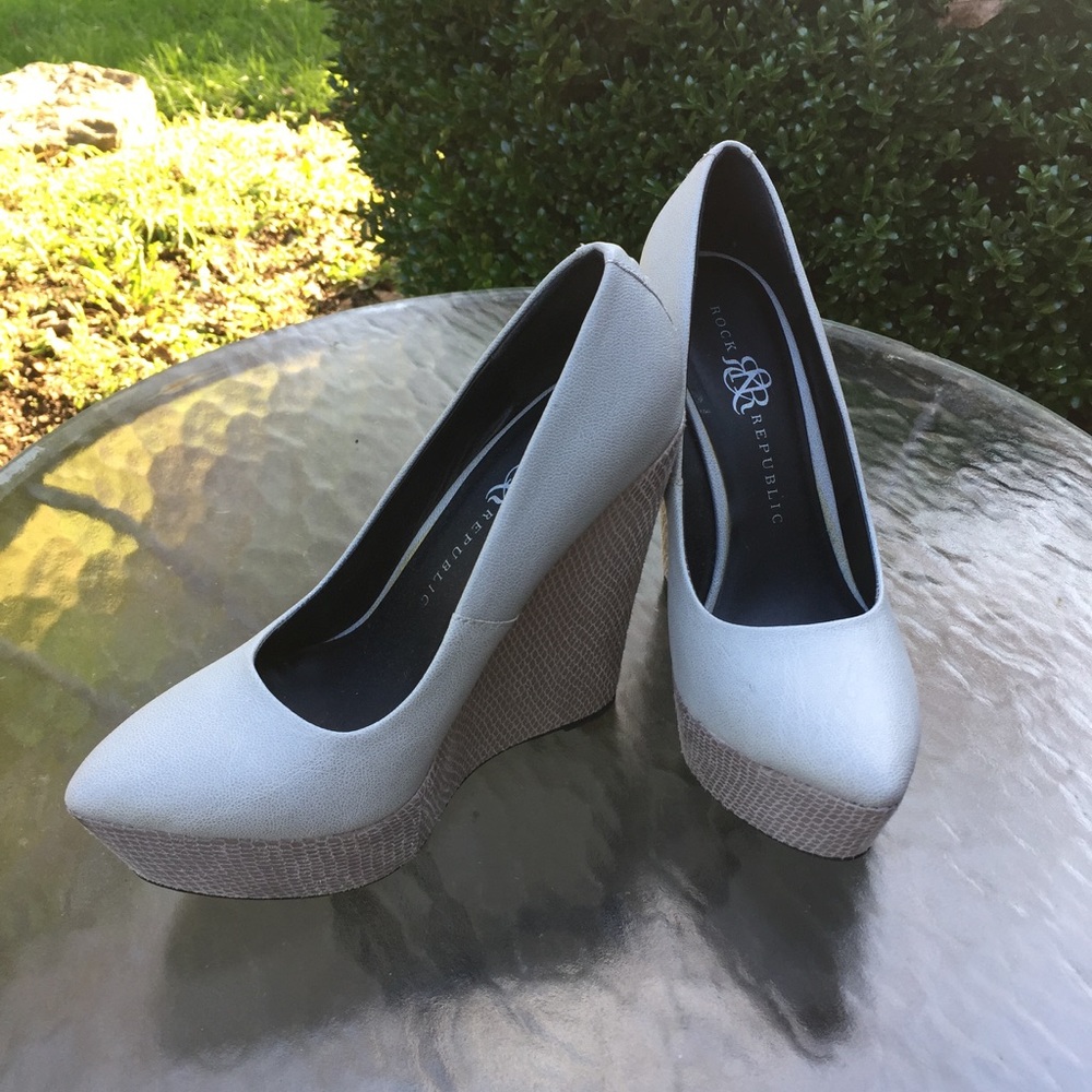 🦋Rock & Republic Snakeskin Wedges