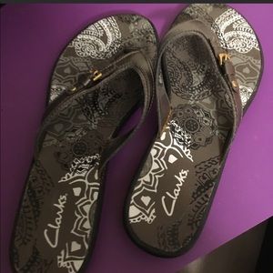 Clarks flip flops size 7 women's