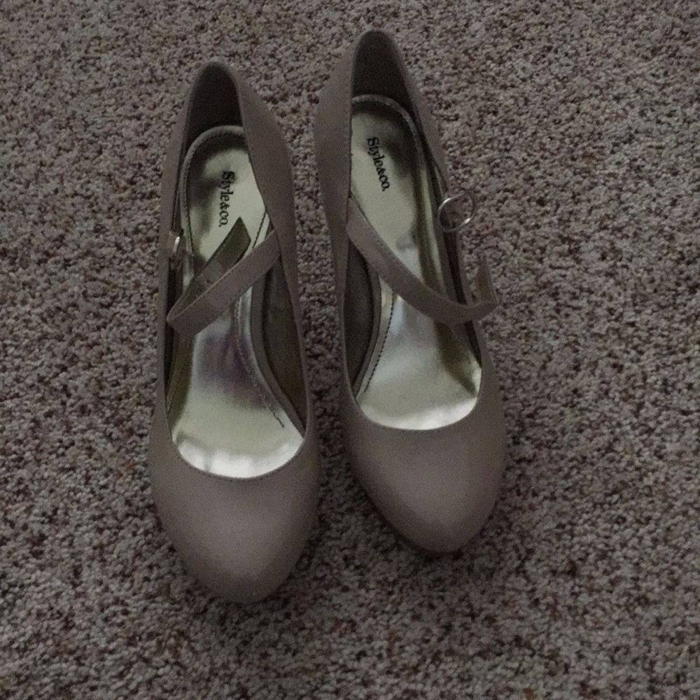 CUTE CUTE CUTE Nude Heels, with straps, look Great