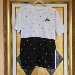 NIKE T-SHIRT, BAND NEW NEVER WORN! SIZE: M