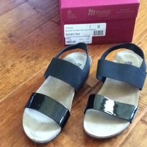 Munro black patent / black fabric size 7M sandals