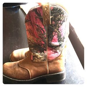 Ladies camo ARIAT steel toe boots size 8.5