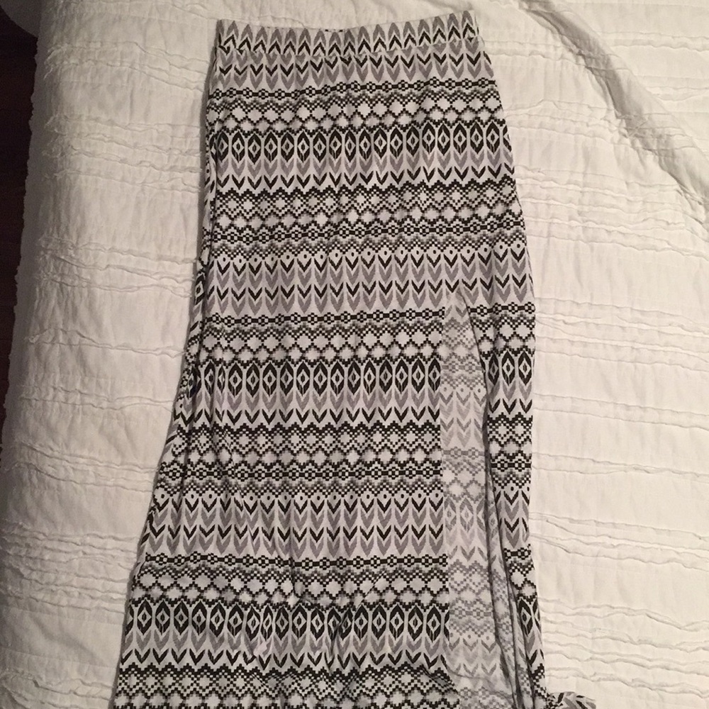 Maxi skirt with side slit size small