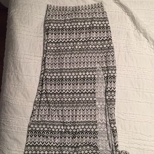 Maxi skirt with side slit size small