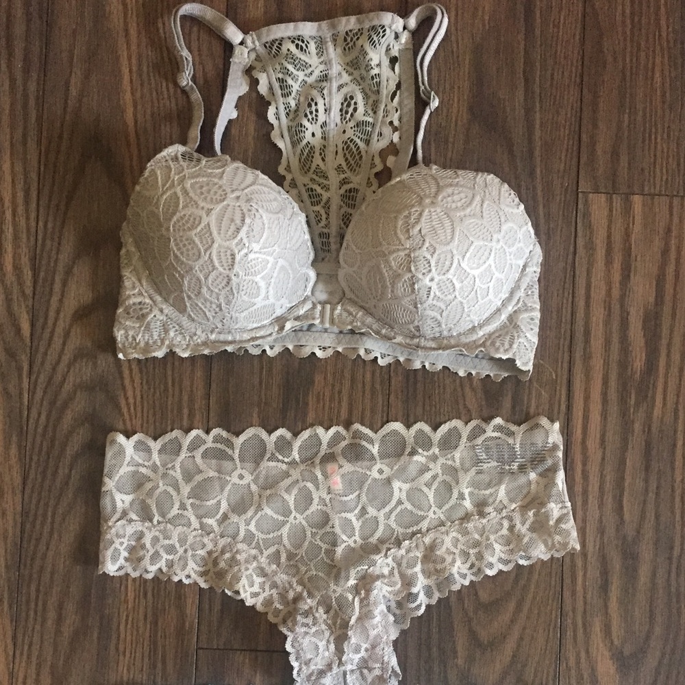 Beautiful Silver bra and silver and mint cheeky!