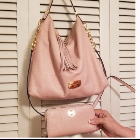 Michael Kors Handbags - ✨MK Large Bedford Tassel Shoulder Bag/Wallet✨