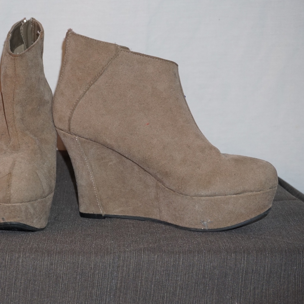ADORABLE TAN WEGDE BOOTIES