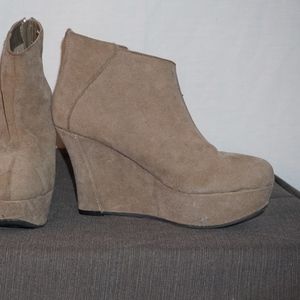 ADORABLE TAN WEGDE BOOTIES